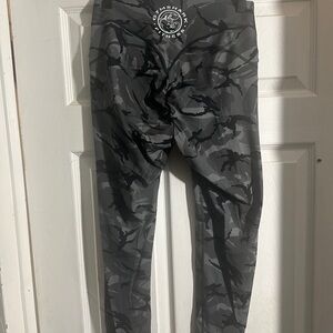 BRAND NEW* Gymshark Legacy Leggings Size Large Color Black Camo